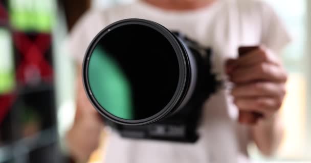 반짝이는 카메라 렌즈를 클로즈업 느림보 사진관 비디오 — 비디오