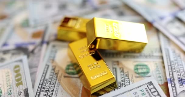 Guldtackor Mot Bakgrund Pengar Närbild Slowmotion Begreppet Investering Guld Bankutbyte — Stockvideo