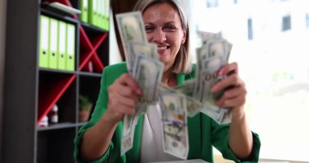Una Mujer Feliz Oficina Sacude Dólares Primer Plano Mucho Dinero — Vídeos de Stock