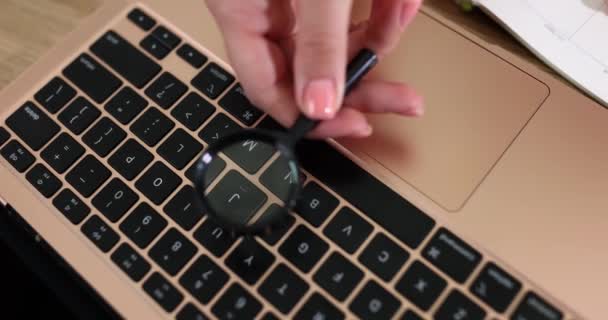 Frauenfinger Mit Einer Lupe Über Der Tastatur Nahaufnahme Passwort Hacken — Stockvideo