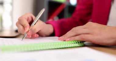 Kadınların elleri, deftere kalemle yazarlar. Yakın çekim, yavaş çekim. Yazılı konuşmayı, beyin eğitimini kavra