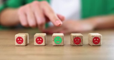 Emoji tahta küpler üzerinde, yakın çekim, yavaş çekim. Kritik tutum, olumsuz düşünce, sığ odaklanma