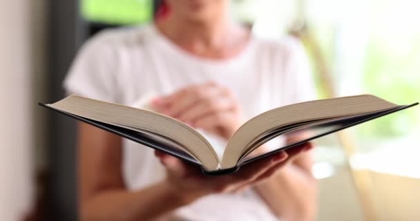 Kadın Kitabın Sayfalarıyla Ayakta Duruyor Yakın Plan Okuma Literatürü Kütüphane — Stok video