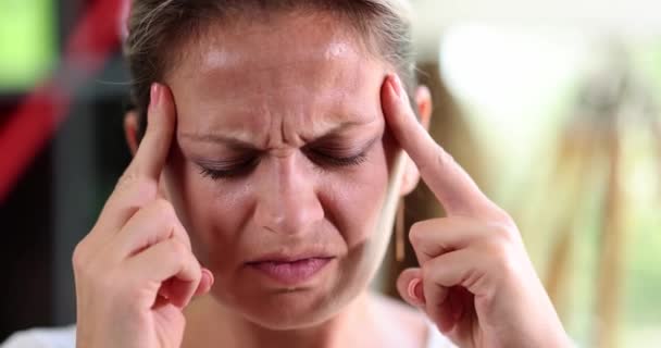 Bir Kadın Şakak Parmaklarına Masaj Yapar Yakın Plan Bir Yüz — Stok video
