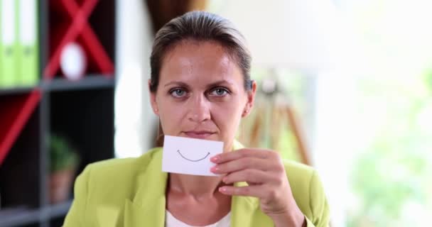 Μια Θλιμμένη Γυναίκα Βάζει Ένα Φύλλο Χαρτί Στα Χείλη Της — Αρχείο Βίντεο