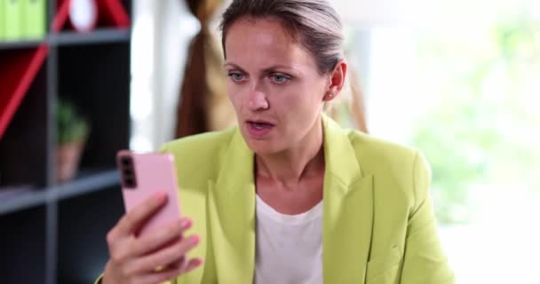 オフィスの女性はスマートフォンを見て 額に自分自身を打つ クローズアップ コンセプトは致命的なエラーです — ストック動画