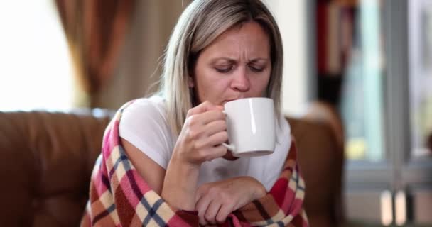 Uma Mulher Num Sofá Bebe Chá Close Câmara Lenta Conceito — Vídeo de Stock