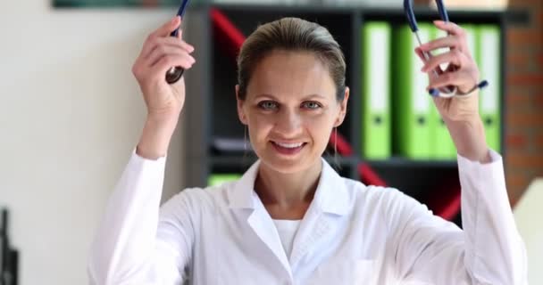 Szczęśliwa Kobieta Lekarz Stojący Klinice Uśmiecha Się Bliska Koncepcja Profesjonalnego — Wideo stockowe