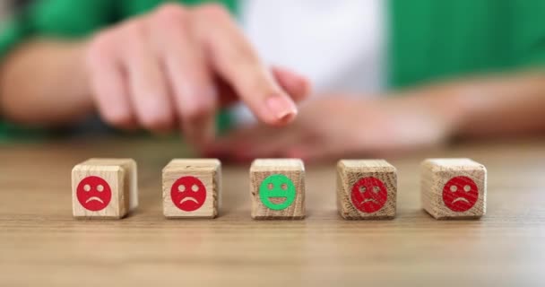 Emoji Auf Holzwürfeln Großaufnahme Zeitlupe Konzeptkritische Haltung Negatives Denken Oberflächlicher — Stockvideo