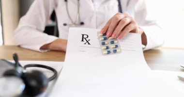 Doktor ilaç ve reçete gösteriyor, yakın çekim. Yavaş çekim. Tıbbi form RX, eczacı, kliniği ziyaret et.