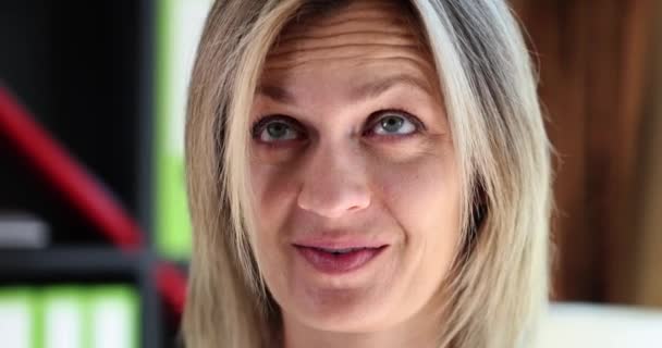 Uma Mulher Sorridente Revira Olhos Rosto Perto Expressões Faciais Gestos — Vídeo de Stock