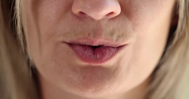 Une Femme Met Doigt Sur Ses Lèvres Gros Plan Sur — Video