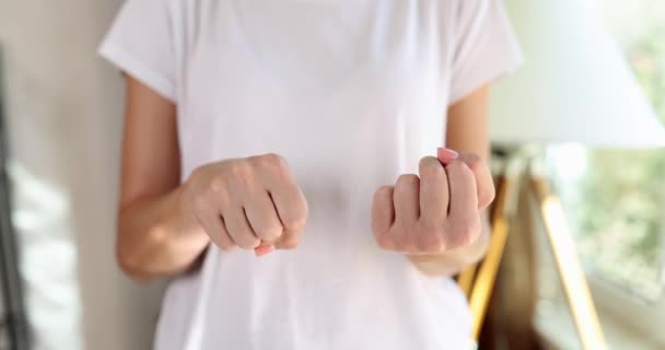 Una Mujer Muestra Dedo Medio Las Manos Cerca Enfoque Superficial — Vídeo de stock