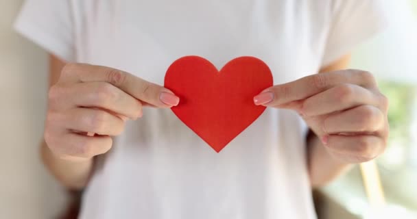 Uma Mulher Mostra Coração Papel Vermelho Close Câmera Lenta Conceito — Vídeo de Stock