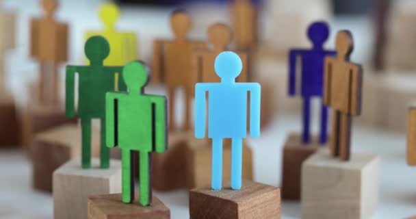 Figurky Pestrobarevných Dřevěných Hračkářů Stojící Stole Film Zpomalení Koncepce Zaměstnanosti — Stock video