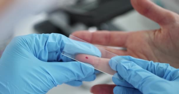 슬라이드 클로즈업 슬로우 모션을 사용하여 손가락에서 혈액을 실험실 — 비디오