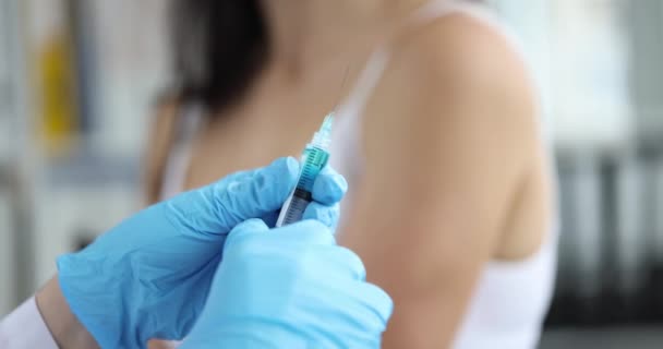Paciente Que Niega Ser Vacunado Contra Covid Delante Del Médico — Vídeos de Stock