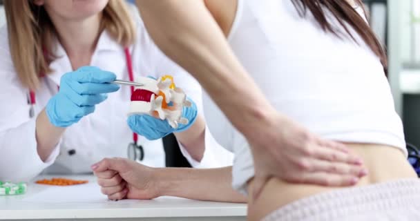 Dokter Menunjukkan Hernia Tulang Belakang Pada Model Buatan Depan Pasien — Stok Video