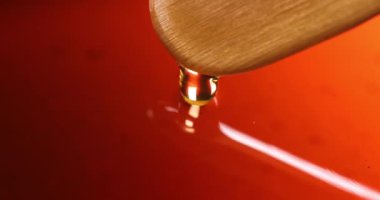 Altın zeytinyağını karıştıran ahşap spatula yakın çekim 4K film ağır çekim. Sağlıklı yeme kavramı