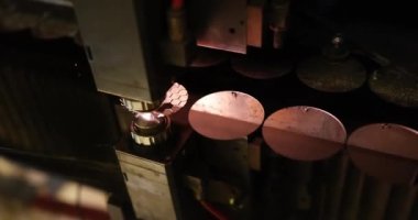 Lazer makinesi, metal kapaklı 4K film yavaş çekimde delik açıyor. Metalci modern teknoloji kavramı