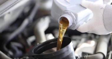 Yavaş çekimde 4K motor yağı dökme ustası. Araba tamiri ve bakım hizmetleri kavramı