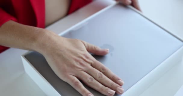 Minsk Belarus September 2023 女性の手は 箱4K映画のスローモーションから新しいラップトップApple Macbookの空気を取得しています コンピュータ機器の販売 — ストック動画