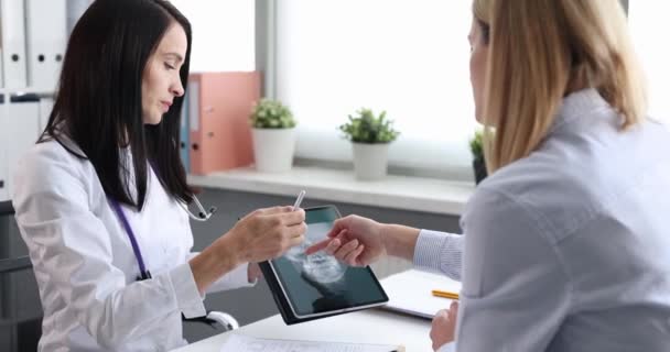 Médico Otorrinolaringólogo Mostrando Mujer Paciente Tableta Digital Con Rayos Senos — Vídeo de stock