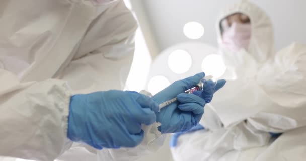 Koruyucu Kıyafetli Doktor Cam Şişeden Şırıngaya Ilacı Çekiyor Lık Filmi — Stok video