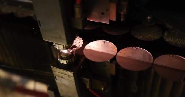 레이저 기계는 슬로우 모션의 클로즈업 시트의 구멍을 — 비디오