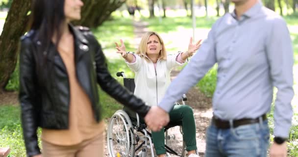 휠체어를 여성이 파크에서 속느린 동작으로 자신의 떠나는 커플을 추적하며 소리지르고 — 비디오