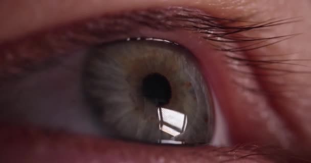 男性緑の美しい目を閉じる4K映画スローモーション レーザービジョン補正コンセプト — ストック動画