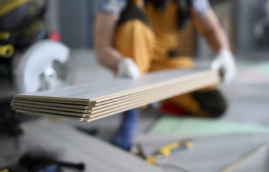 Ustanın arka planındaki döşemeleri kapla. Döşeme kaplaması konsepti