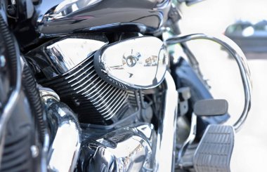 Sokakta siyah motosikletin metalik parlak parçaları. Motosiklet yarışları ve dünya çapında seyahat