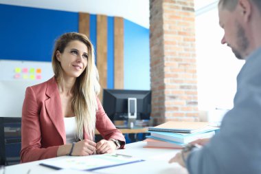 İş kadını, ofisteki bir adamla röportaj yapıyor. İş görüşmesi konsepti nasıl geçirilir