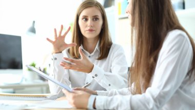 Modern bir iş yerinde oturmuş önemli konuları tartışan endişeli iş kadınının portresi. Güzel bir iş kadını proje üzerinde çalışıyor. Muhasebe ofisi kavramı