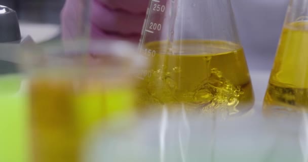 Ученый Химик Наливает Жидкость Колбу Моторным Маслом Лабораторном Закрытии Киноплёнки — стоковое видео