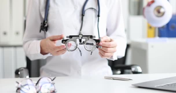 Ophthalmologist Optometrist Holds Glasses Selection Lenses Myopia Farsightedness Astigmatism Wearing — Stock videók