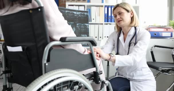 Γυναίκα Ασθενής Κάθεται Αναπηρική Καρέκλα Συζητώντας Ακτινογραφία Γιατρό Τραυματισμός Σπονδυλικής — Αρχείο Βίντεο