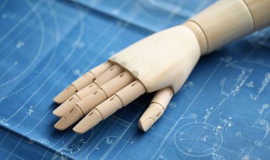 İnşaat projesinin üzerinde duran tahta protez elin yakın çekimi. Çizimler ve hesaplamalarla dolu bir plan. Engelliler ve iş konsepti olanlar