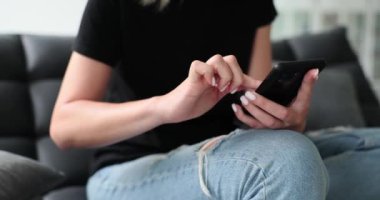 Akıllı telefon konuşmaları yapan bir kadın eli. İş için mobil uygulama