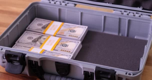 Een Koffer Vullen Met Dollars Stapels Geld Veilige Opslag Van — Stockvideo
