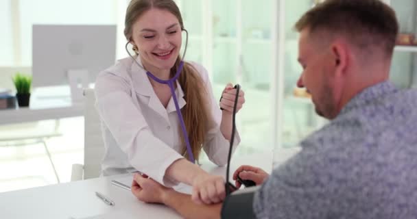 Cardiologo Terapeuta Utilizza Sfigmomanometro Misurare Pressione Sanguigna Del Paziente Controllo — Video Stock