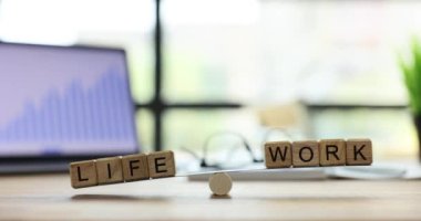 Tahta salıncak ve hayat ve iş arasında dengesizlik. Başarılı bir kariyer ya da mutlu bir aile seçmek.