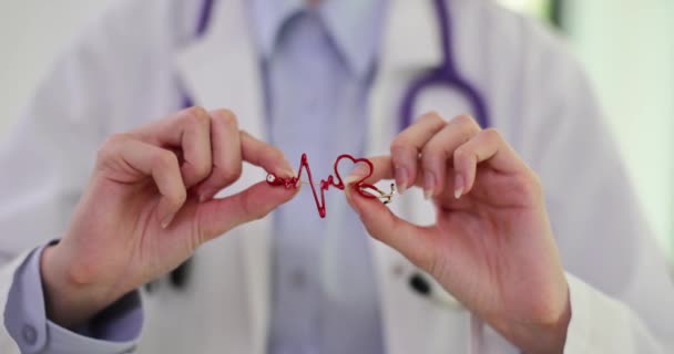 Cardiólogo Médico Sostiene Icono Del Corazón Rojo Mano Corazón Las — Vídeos de Stock