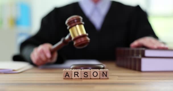 Arson 판사는 법정에서 문장을 발음합니다 결정의 고의적인 — 비디오