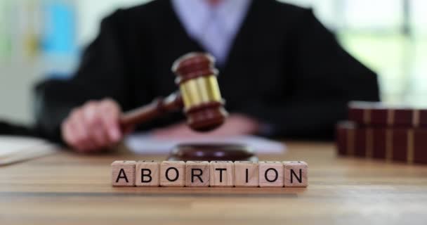 Aborto Palavra Juiz Com Martelo Tribunal Direito Legal Mulher Aborto — Vídeo de Stock
