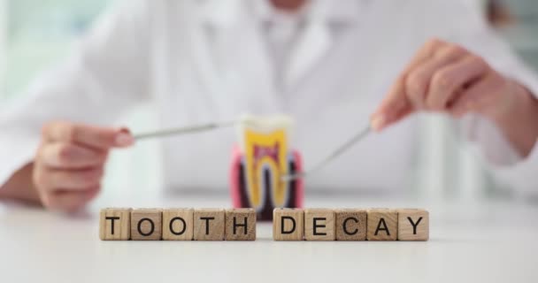 Dentista Muestra Caries Dental Artificial Caries Dental Causada Por Falta — Vídeos de Stock