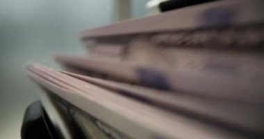 Özel makinede para saymaya yakın. Para birimi finansal banknot sayacı