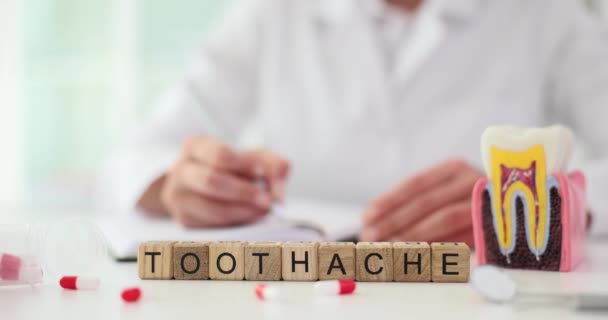 Słowo Ból Zęba Dentysta Wypisuje Receptę Leczenie Stomatologiczne Bólu Zęba — Wideo stockowe