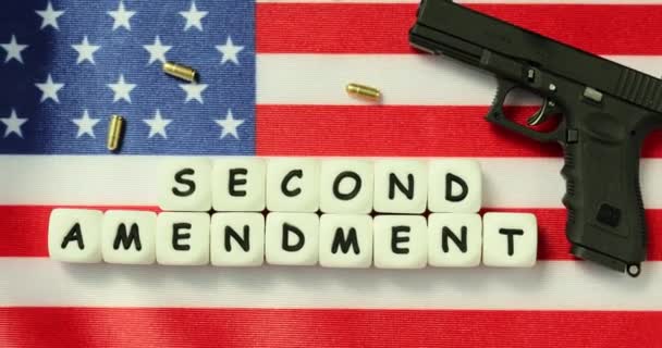 Pistola Sulla Bandiera Americana Parola Secondo Emendamento Leggi Sulle Armi — Video Stock